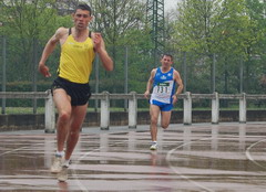 Kepa Rey en su carrera de 400 metros, también pasada por agua.