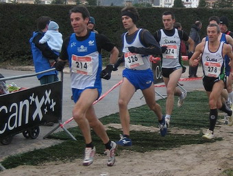 Oskar, nada mñas salir, comandando la carrera.