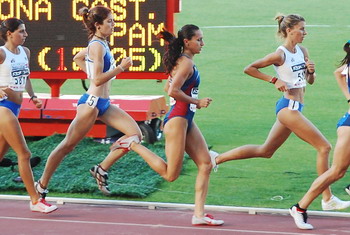 Maitane, en la semifinal del record, tras la campeona final, Iris Fuentes-Pila.
